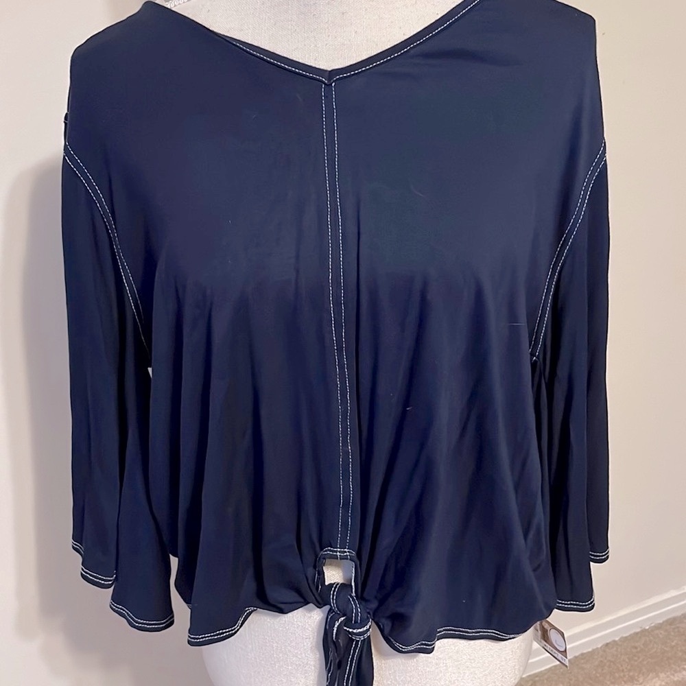 Sydney Gregory v neck, tie bottom , black. Sz L